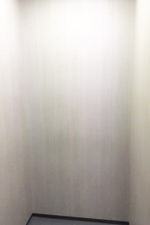 オフィスビル内のエレベーターに設置したエレベーターミラー／G社様(1)
