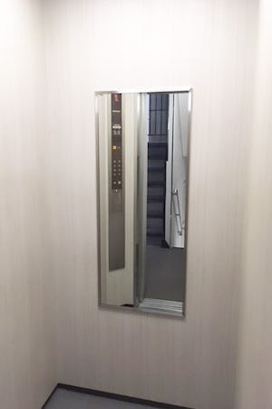 オフィスビル内のエレベーターに設置したエレベーターミラー／G社様(2)