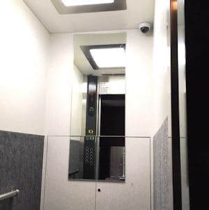 大型オフィス内のエレベーターに設置したエレベーターミラー/S様(2)
