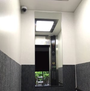 大型オフィス内のエレベーターに設置したエレベーターミラー／S様(1)