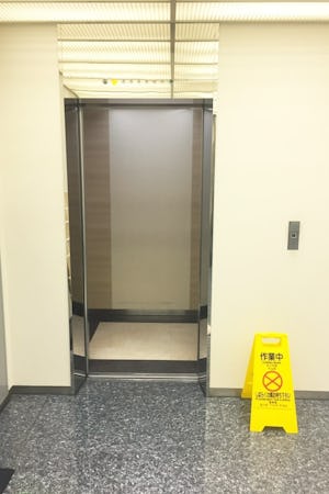 大型オフィス内のエレベーターに設置したエレベーターミラー／S様(1)