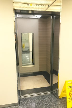 大型オフィス内のエレベーターに設置したエレベーターミラー／S様(2)