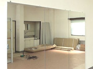 「パネルミラー」を壁に固定する方法/床につける