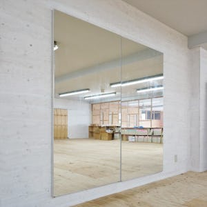 「パネルミラー」を床から浮かせて壁に連貼りしたお客様の事例