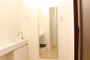 「フィルムミラー」を壁に固定したお客様の事例