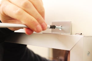 「フィルムミラー」を「L字金具」で壁に固定する方法