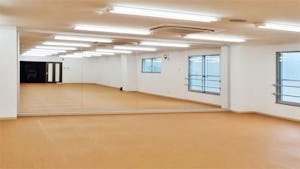 「大型フィルムミラー 連結タイプ」を壁に設置したお客様の事例