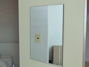 鏡を接着剤で壁に貼り付ける方法／3kgまで
