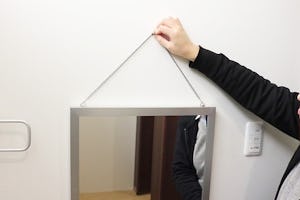 「フィルムミラー」の取り付け方 - 「L字ヒートン」で壁から吊り下げる方法(3)