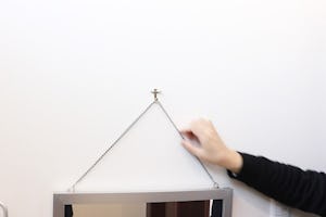 「フィルムミラー」の取り付け方 - 「Jフック」で壁から吊り下げる方法(3)