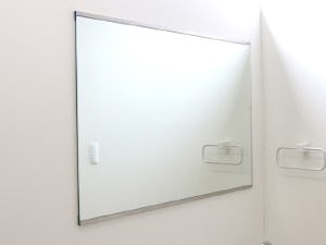 鏡を壁に貼り付ける方法