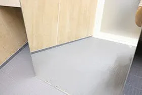 曇り止め加工鏡と一般鏡の見分け方 - 曇り止め加工鏡は水滴が残らない