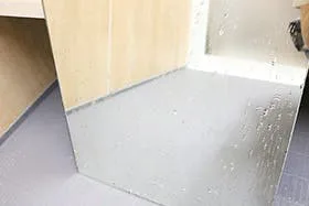 曇り止め加工鏡と一般鏡の見分け方 - 一般鏡は水滴が多く残る