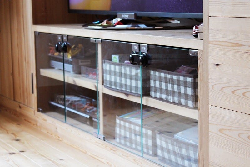 割れ替えやdiyに テレビボードの扉に 透明ガラス を使用した事例3選 オーダーガラス板 Com