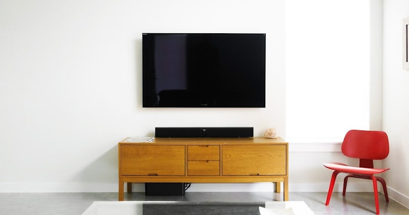 割れ替えやDIYに！テレビボードの扉に「透明ガラス」を使用した事例3選 