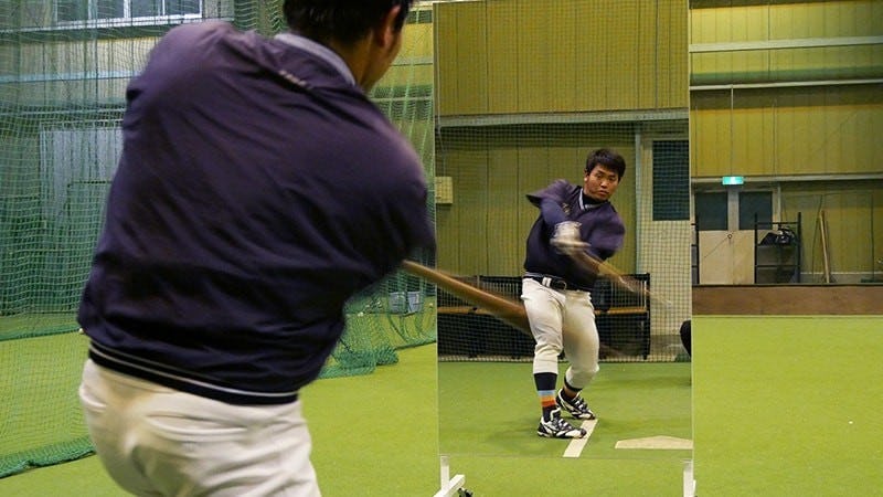 野球の素振り練習・シャドーピッチングに「移動式スポーツミラー」を使用した事例 (F大学 野球部様)