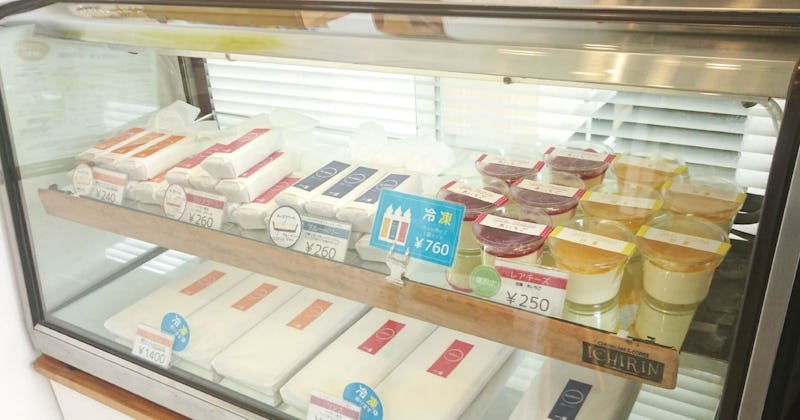 お客様事例 : ケーキ屋さんのショーケースの棚板に「防湿ミラーHG」を使用した事例(北海道I様)