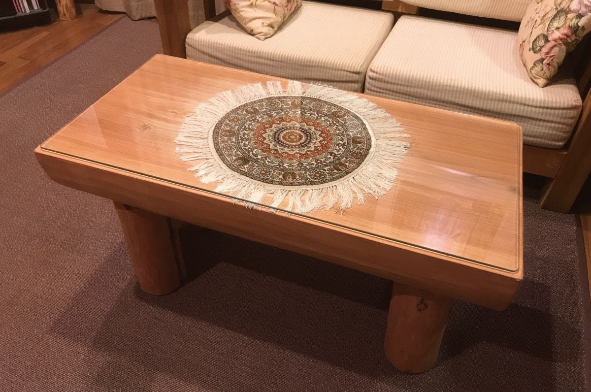 リビングのローテーブルに！「強化ガラス」をテーブルトップに使用した