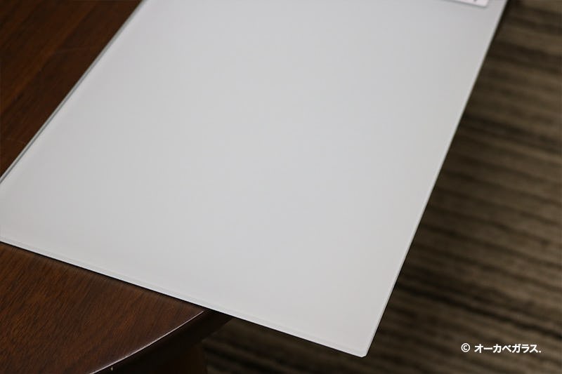 傷付いたテーブルに「セラミックプリントガラス ホワイト(プレーン)」を載せた場合