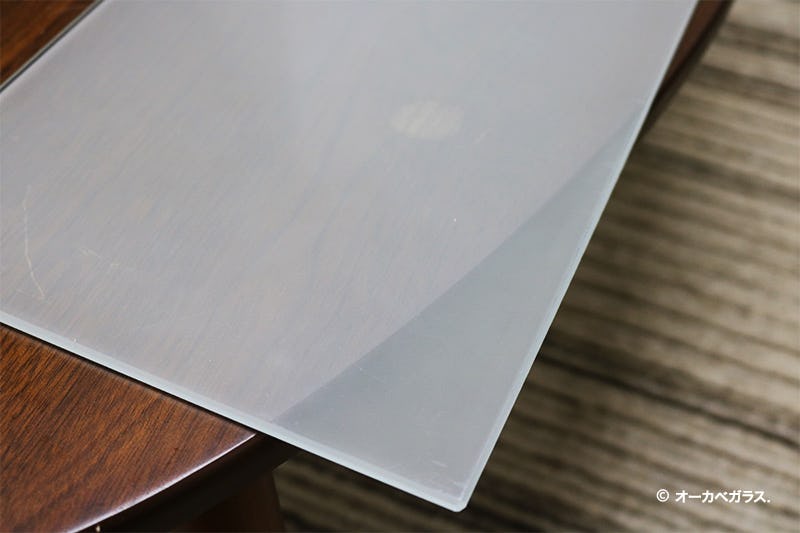 傷付いたテーブルに「セラミックプリントガラス ミストホワイト(プレーン)」を載せた場合