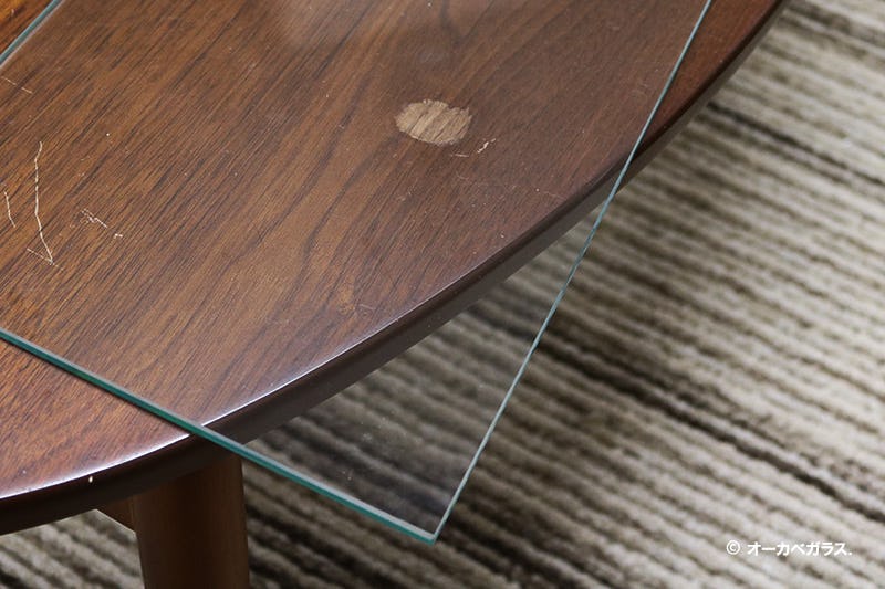 傷付いたテーブルに「フロートガラス」を載せた場合