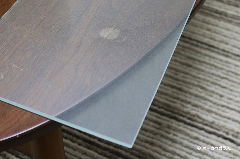 傷付いたテーブルに「フロストガラス」を載せた場合