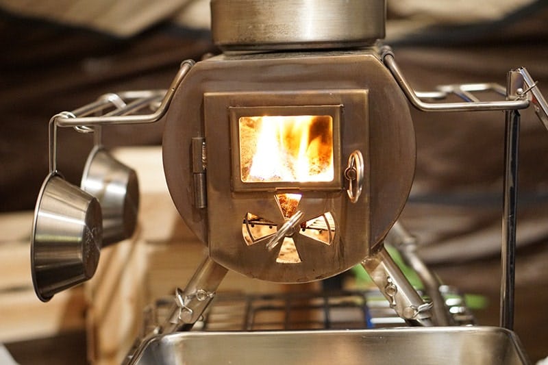 キャンプ用の薪ストーブの覗き窓の割れ替えに「ネオセラム」を設置した