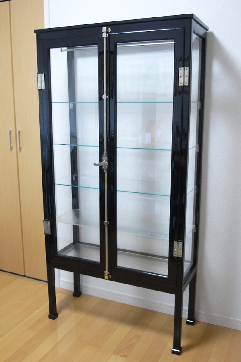 震災で破損した「ガラスキャビネット」の棚板を修復した事例(熊本県