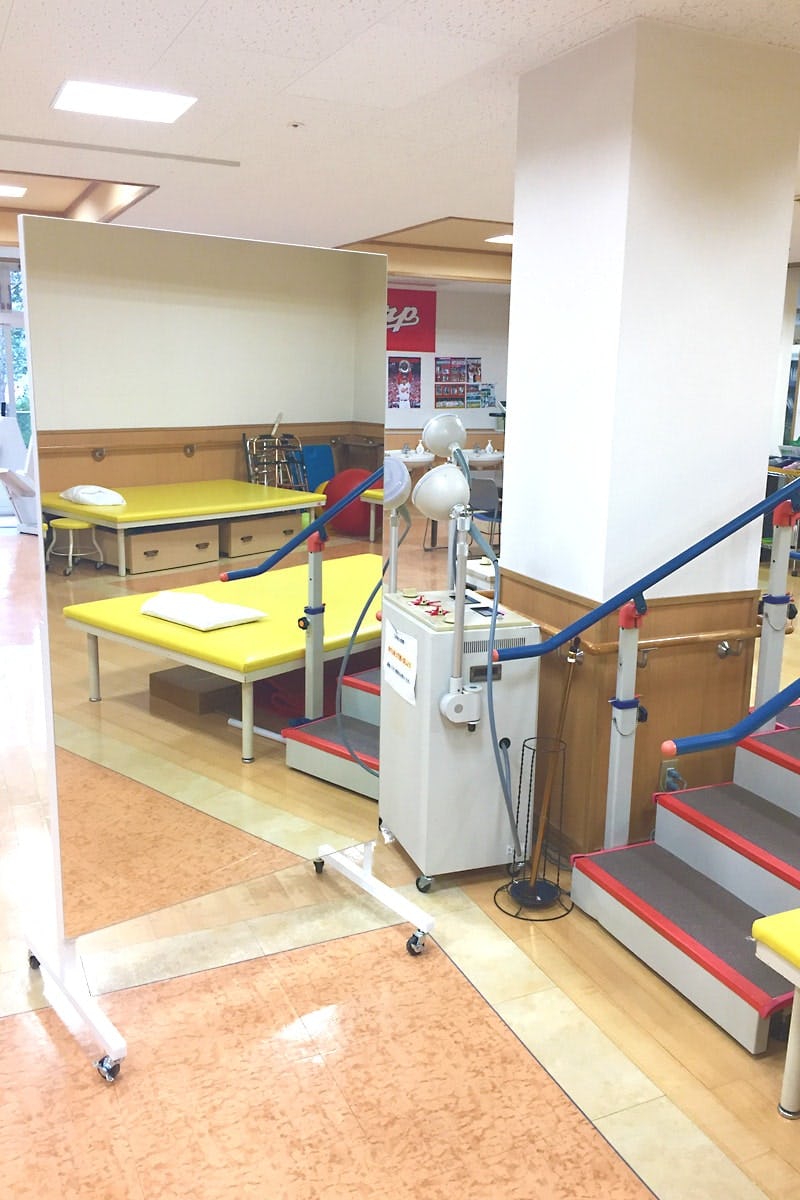 リハビリ室に使用した「キャスター付大型ミラーⅡ(スポーツタイプ)」