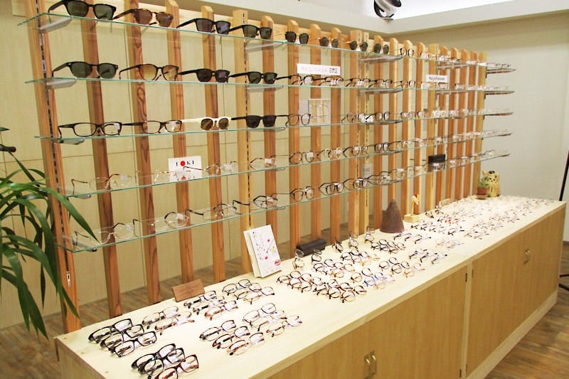 高級感UP！メガネのガラス陳列棚を製作した事例(福井県福井市 メガネ