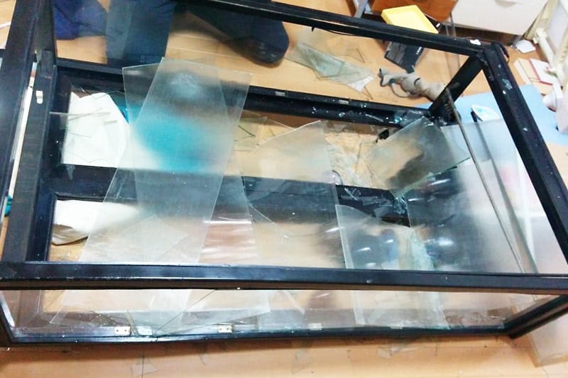 震災で破損した「ガラスキャビネット」の棚板を修復した事例(熊本県