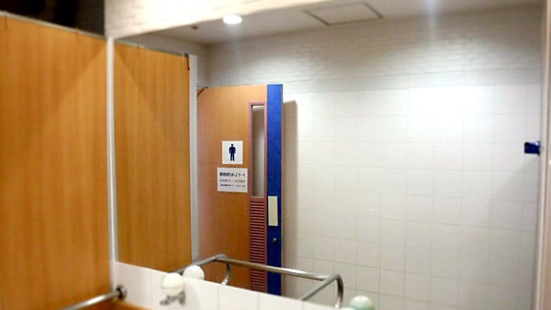 いたずらに負けない！トイレの鏡の割れ替えに「割れない鏡」を設置した