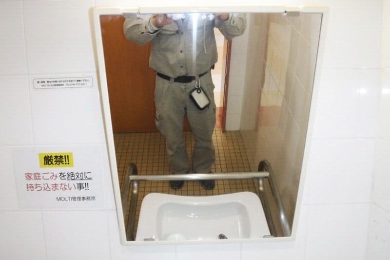 いたずらに負けない！トイレの鏡の割れ替えに「割れない鏡」を設置した