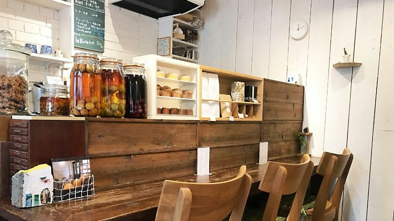 カフェに小さな「ガラスショーケース」を製作した事例(大阪府大阪市 c