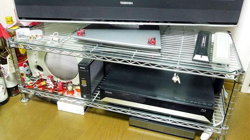 網目のラックにも大活躍！メタルラックに「強化ガラス」の天板を設置 