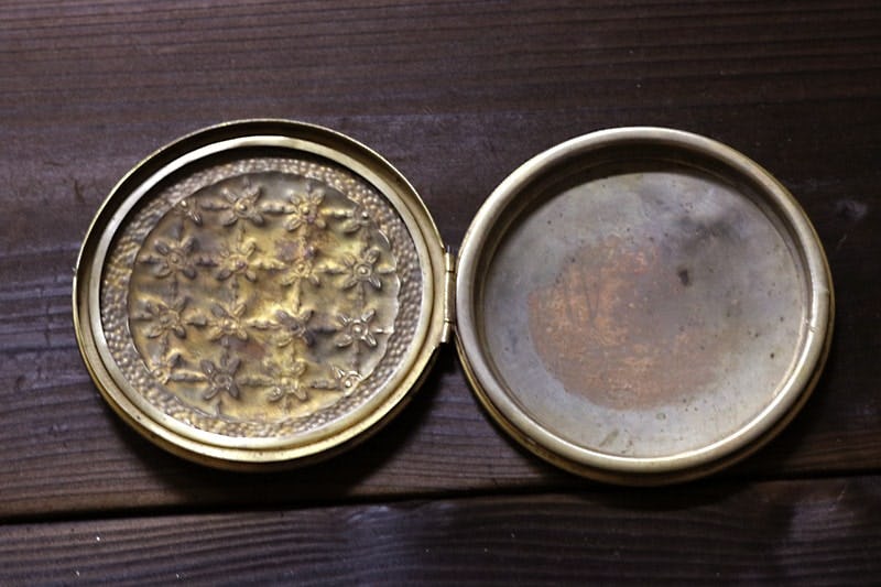 花模様の手鏡修理に使用した「ガラスミラー」(1)