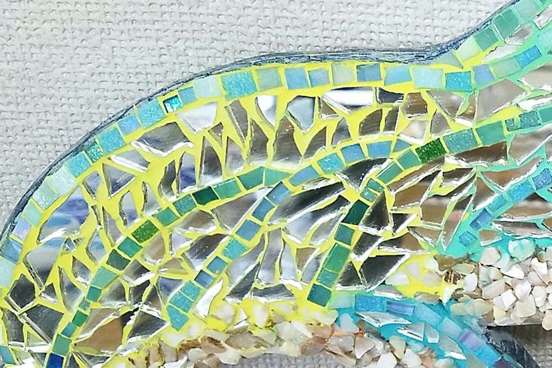 鏡の反射がきれいなアート作品！モザイクタイルアートに「ガラスミラー 