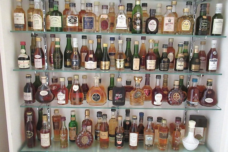 ウィスキーのボトルをコレクション！陳列棚に「透明ガラス」を使用した