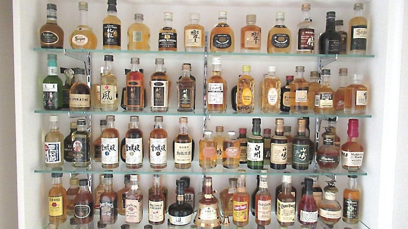 ウィスキーのボトルをコレクション！陳列棚に「透明ガラス」を使用した  