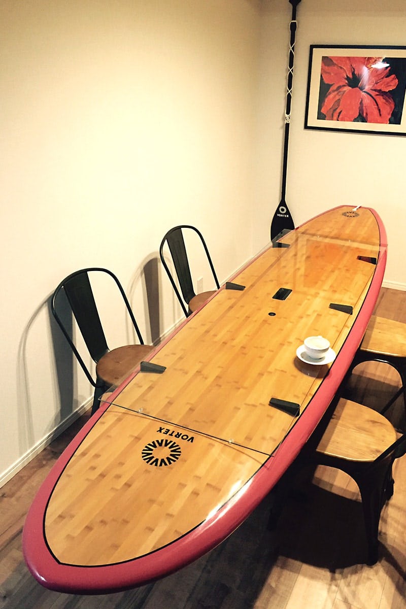 サーフボードをテーブルに！テーブルトップに「 強化ガラス」を使用  