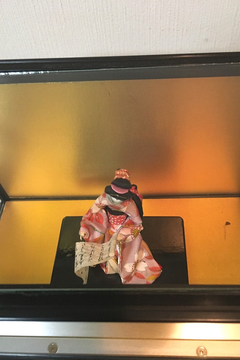 割れてしまった人形ケースの蓋に「透明ガラス」を使用した事例(東京都