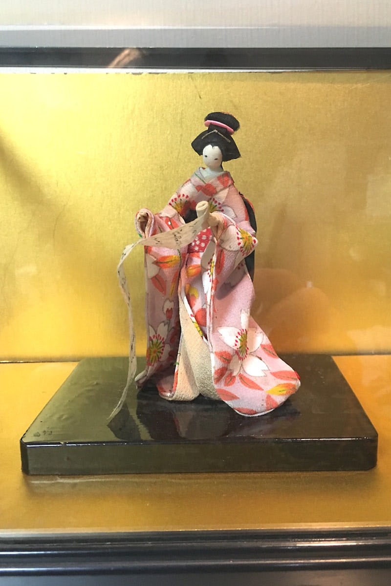 割れてしまった人形ケースの蓋に「透明ガラス」を使用した事例(東京都