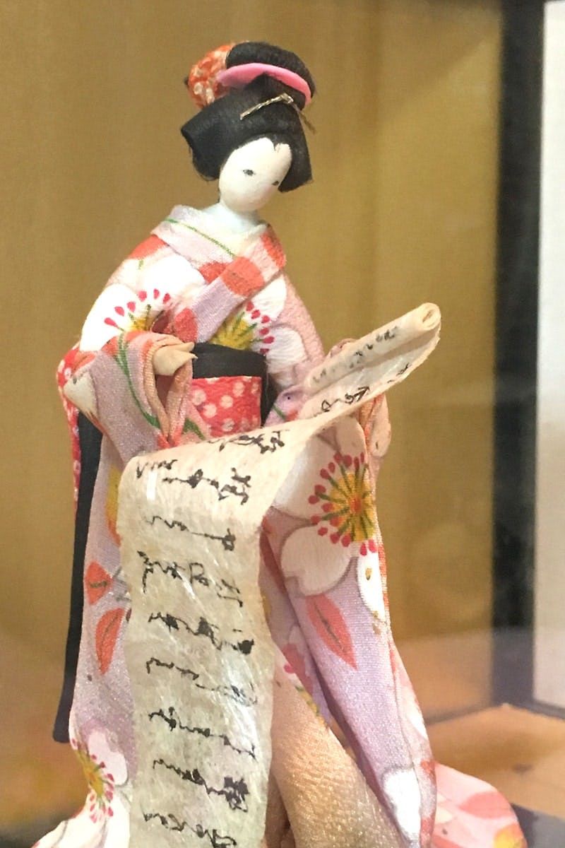 割れてしまった人形ケースの蓋に「透明ガラス」を使用した事例(東京都