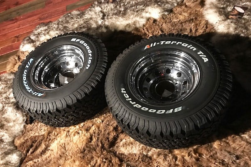 タイヤの上に「透明ガラス」のテーブルトップを設置した事例(岐阜県