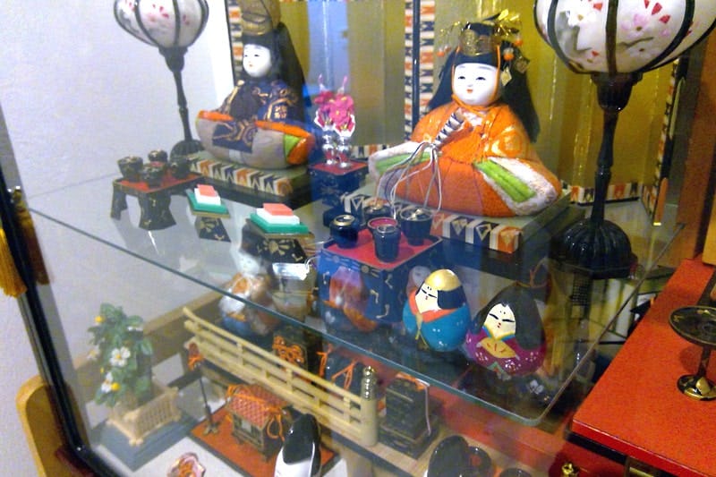 ガラス棚板でスッキリ！ひな人形ケースの棚に「透明ガラス」を設置した