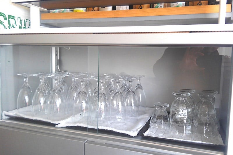 飲食店の食器棚をDIY！引き戸に「透明ガラス」を使用した事例(神奈川県 