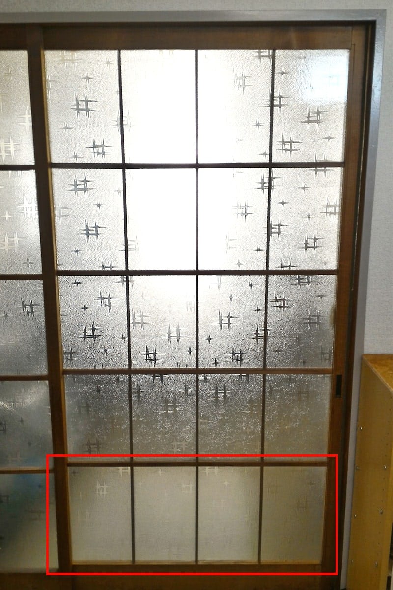 引き戸ガラスの交換に中古の昭和型板ガラス「いろり」を使用された事例 