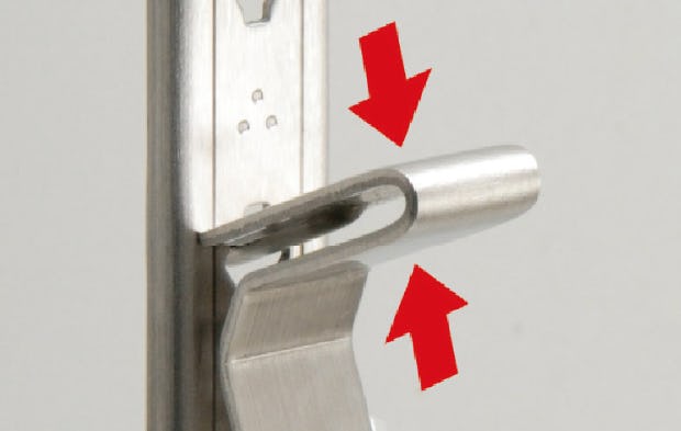 強化ガラス：ステンレス棚柱セット - 取付方法④矢印部を指でつまみながら下側の穴に押し込む