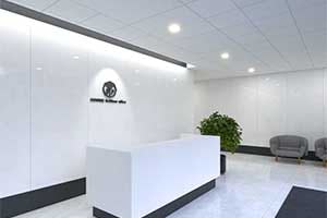 カラーガラスをエントランス使用した事例